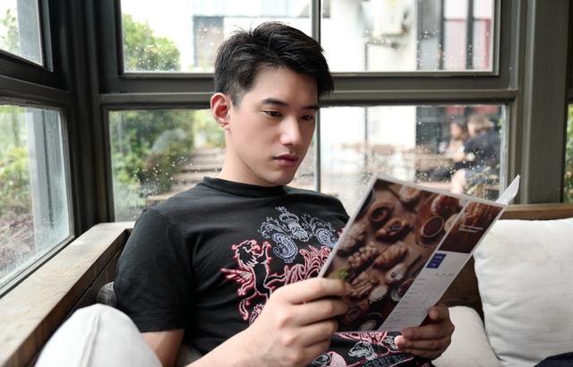 吴建飞现身机场,用小红帽装点自己,你能看出他35岁了吗?