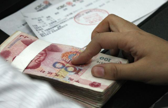 女儿高考成绩优异保安向队长借5000元学费队长的举动让他愣了