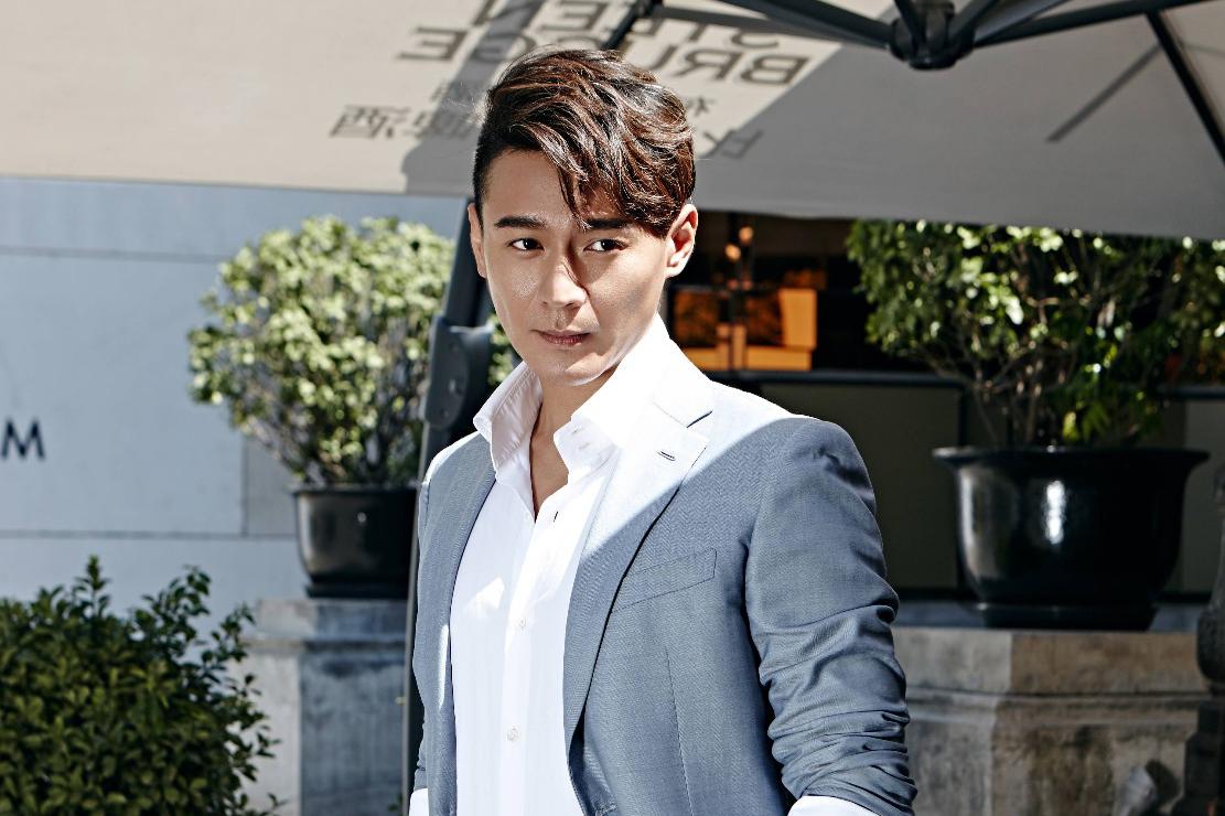 刘冠翔最新街拍大片 绅士品格即视感