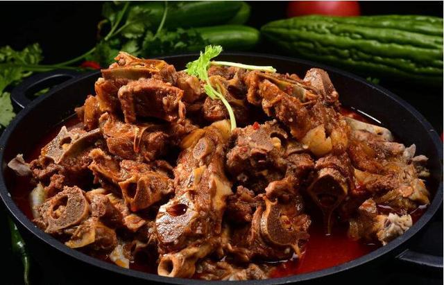 简单的秘制羊蝎子,热热乎乎,既有肉又有菜,香而不膻,味道鲜美