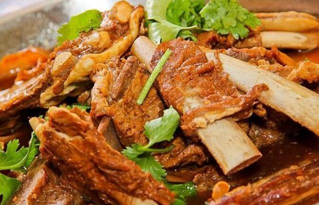 简单的秘制羊蝎子,热热乎乎,既有肉又有菜,香而不膻,味道鲜美