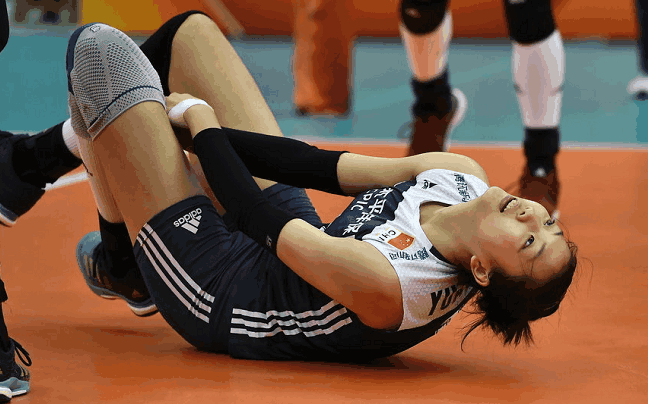 中国女排击败美国队有瑕疵,袁心玥探头不发力后倒地被指责