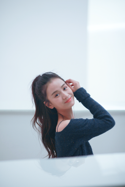 隋源写真曝光 冬日暖阳中展现少女鬼马灵动