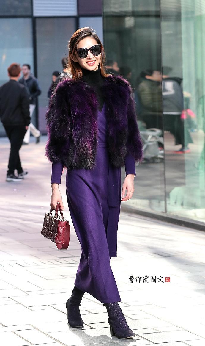 街拍:一身紫罗兰色的长腿高个美女