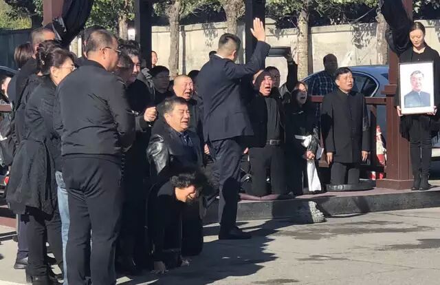 师胜杰葬礼现场,各界大佬纷纷前来悼念,图一无人不知,图三大佬