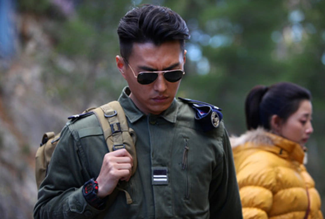 42岁靳东一家近照,娶二婚妻子独宠8年,儿子颜值越长越像爸爸