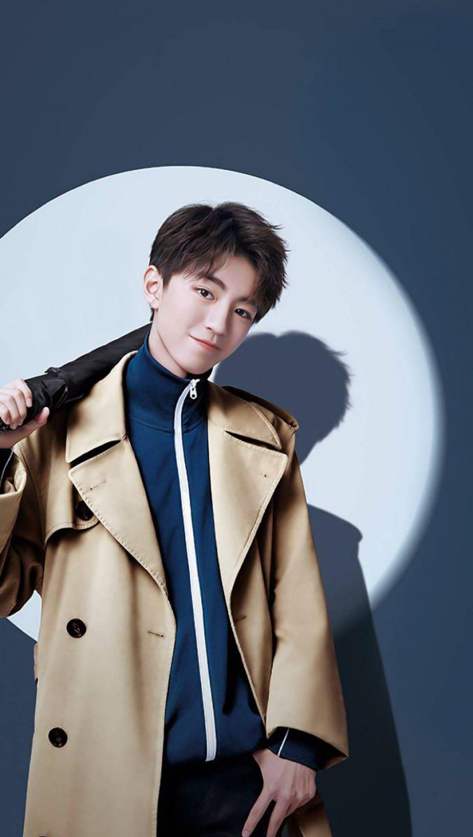 王俊凯坐在女生旁边时的小动作很撩人,粉丝评论:亲哭你