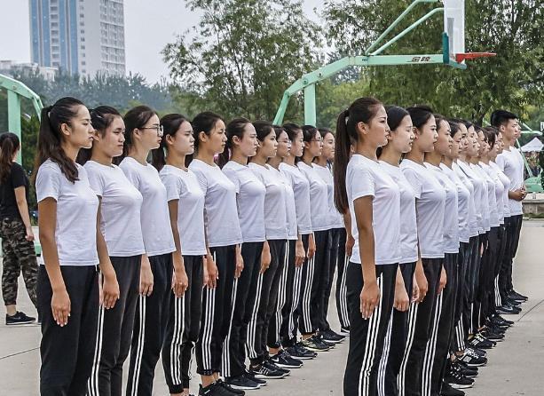 没上过大学的永运不知道女生的军训是这样的, 有范!