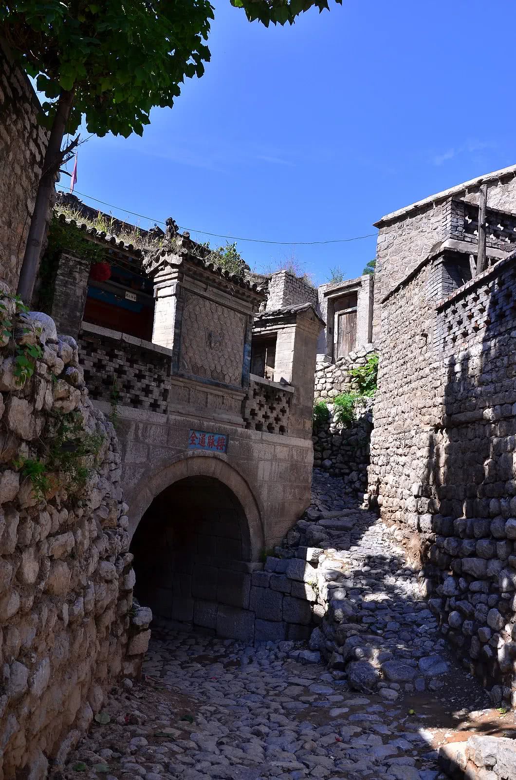 太行山腹地百年古村落,人少清净|江村|石头村|大梁_新浪新闻