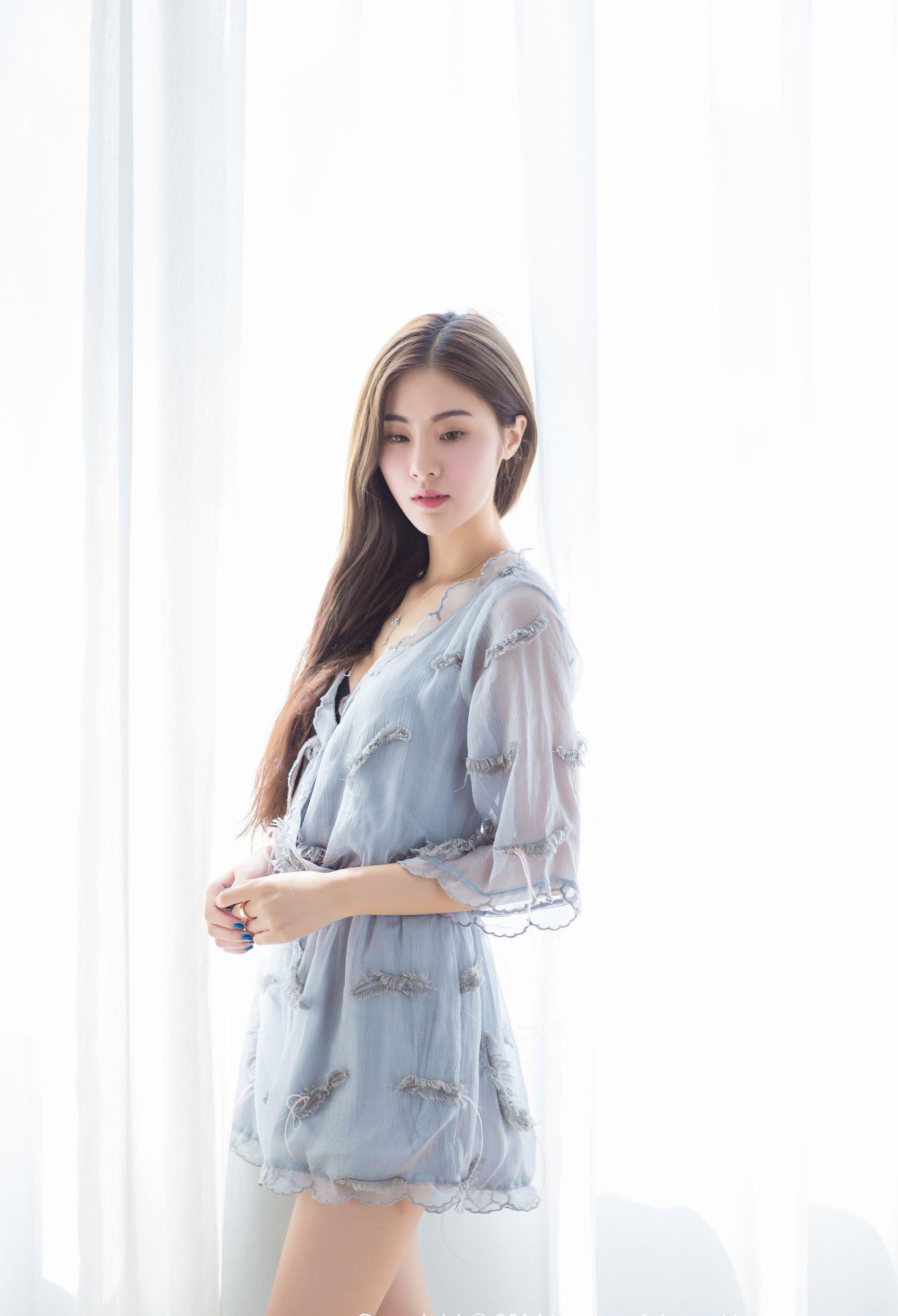 柔柔阳光沐浴下的女神菲儿如山间清爽的风亭亭玉立