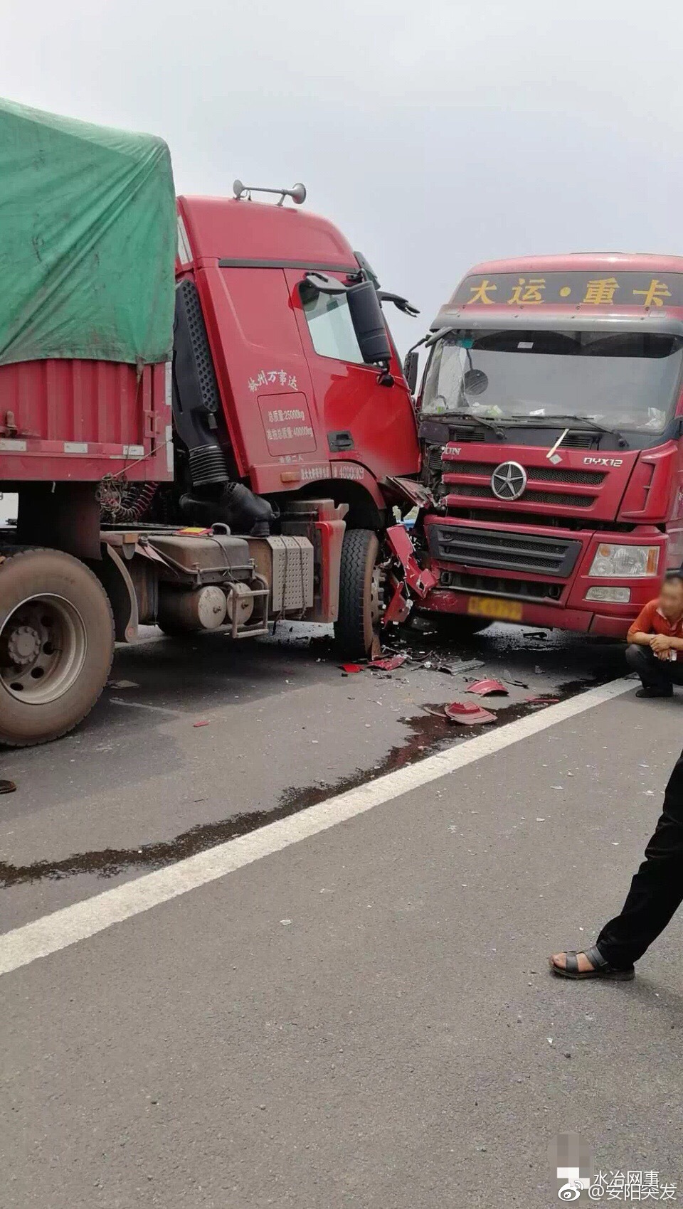 安姚路磊口桥两半挂车相撞!