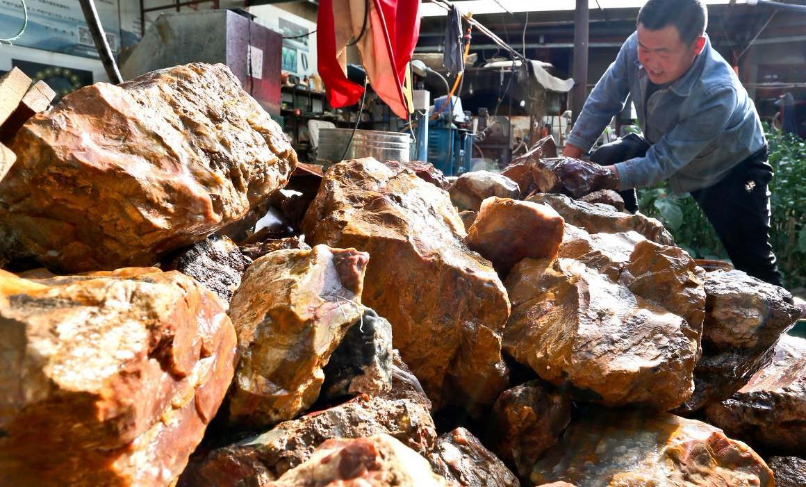 甘肃:农村小伙"不务正业"玩石头 10多年后成为农民企业家|甘肃|蔡鹏