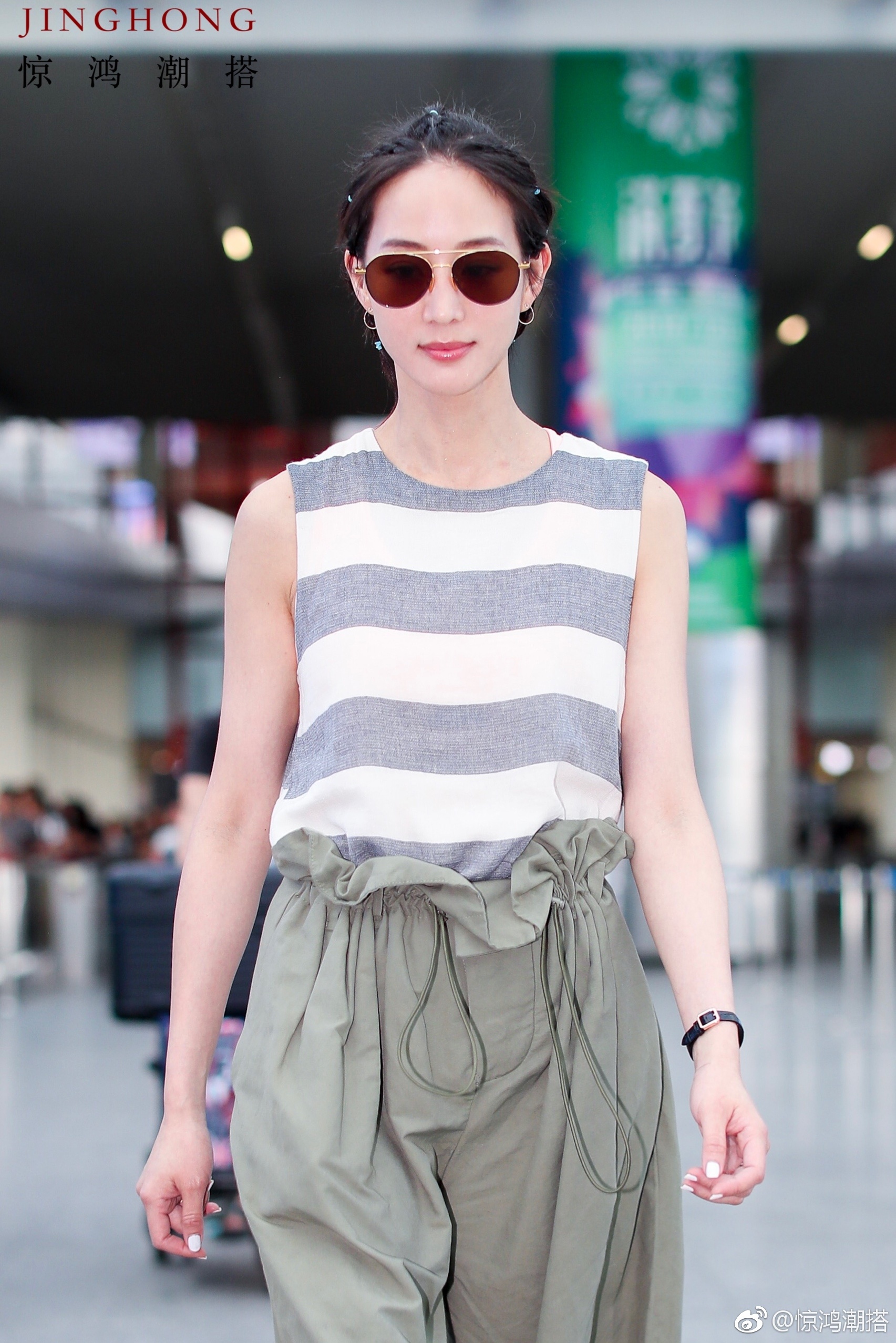 张钧宁昨日北京机场照,一身棉麻质地的上衣、