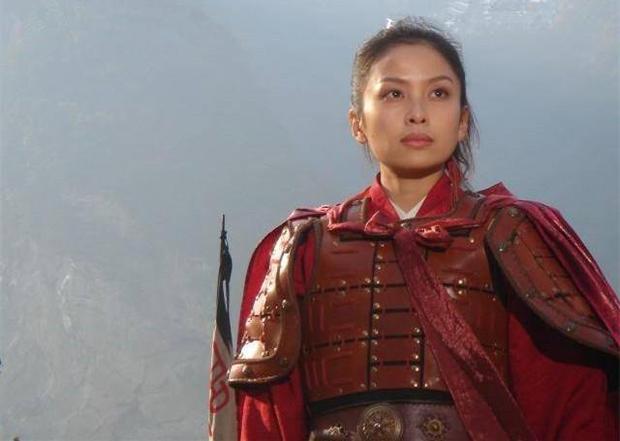 她才是梁山第一女将,一战完胜林冲,16岁嫁张清,17岁沦为寡妇