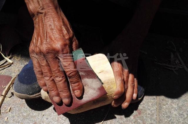 白天老汉街头卖自制陀螺,晚上住10多元廉价宾馆,老汉:这样很好