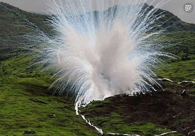 报复性打击正式开始,数百枚白磷弹直入:反动派举双手投降