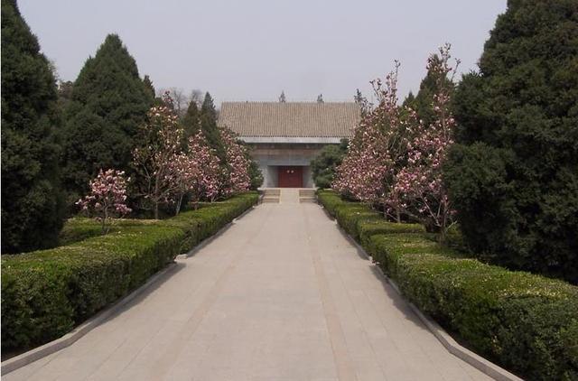 八宝山革命公墓葬的都是伟人,其中最大一块地,你绝不知葬的谁!