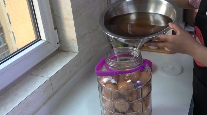 52岁大妈揭秘,腌制鸭蛋绝密技巧之湿腌法,分分钟学会