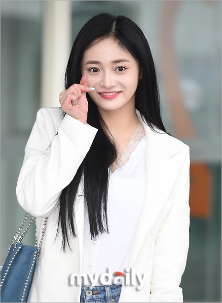 韩国女团PRISTIN成员周洁琼飞往中国参加电视