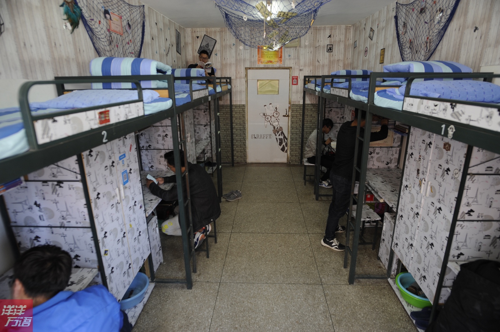提起大学里的男生宿舍,不少人都会想到臭袜子,脏衣服甚至臭烘烘的气味