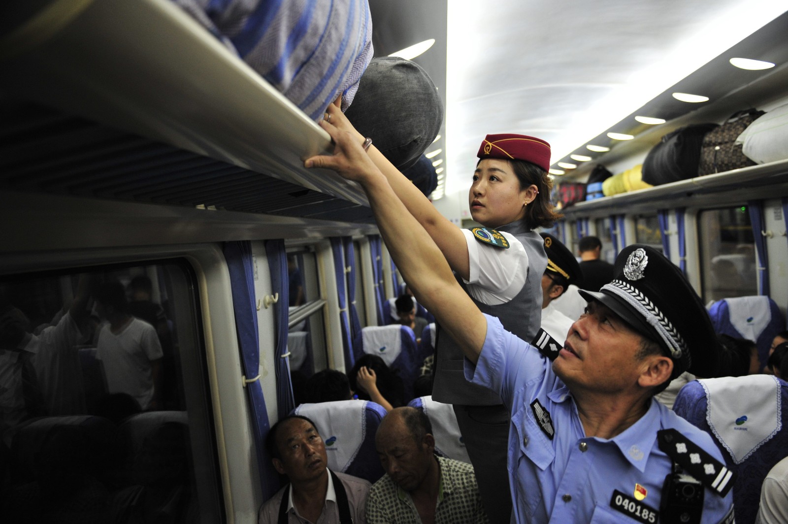 高温下的85后守车人:13个小时一直守在车上,车内最高温度达50℃|托雅