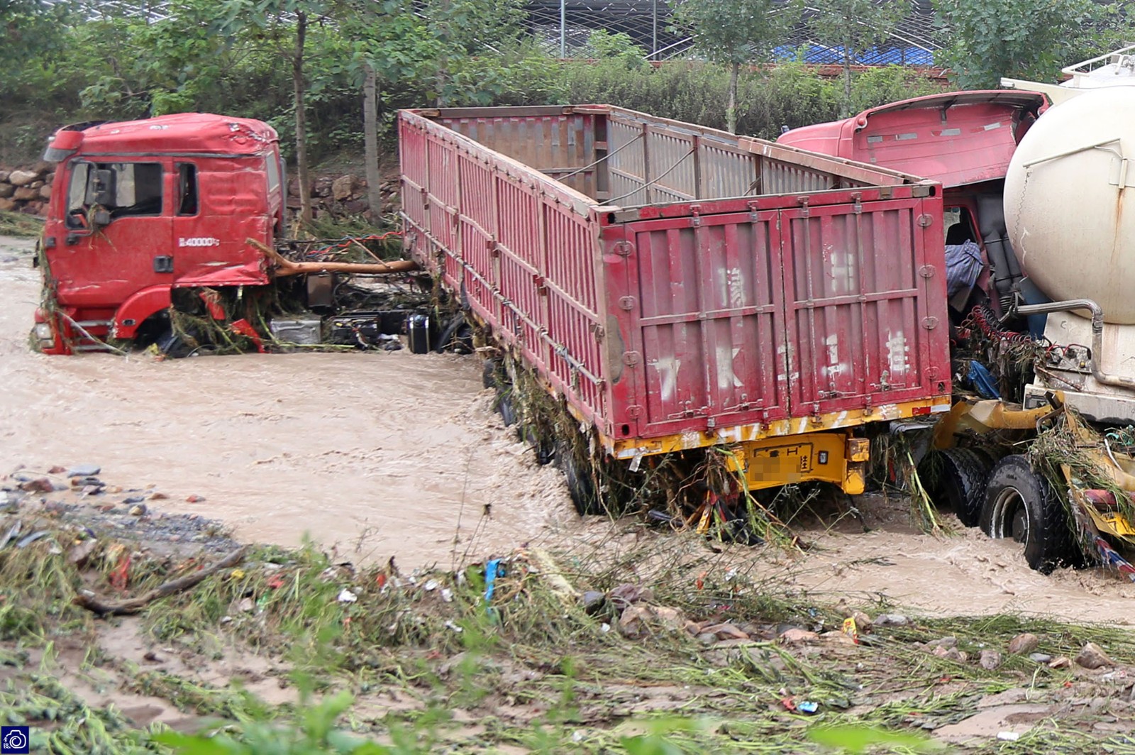 河南偃师突降暴雨数十辆货车被冲跑,15名司机全部靠"飞索"脱险