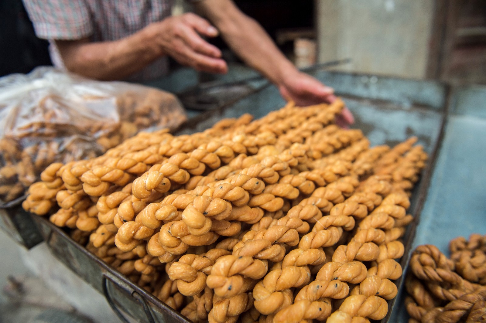 儿子坐牢媳妇出走老伴走失,苦命老人带孙进城卖麻花盼家人团聚