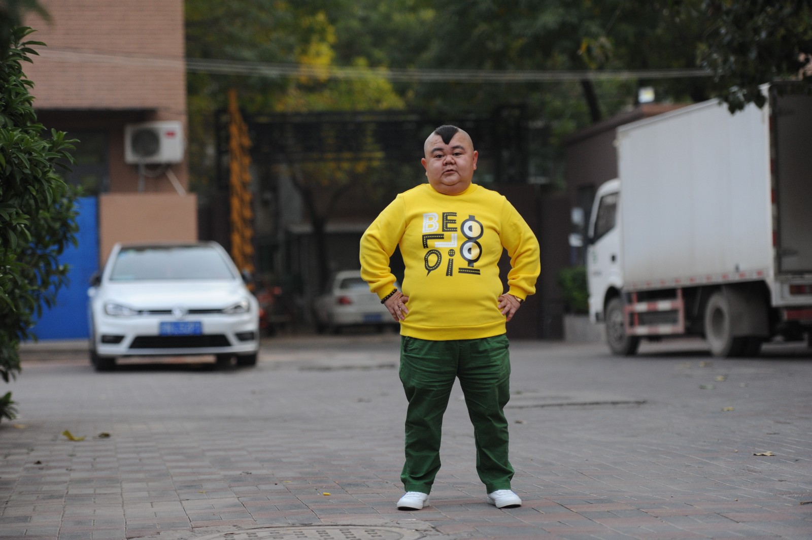 2米小男人零彩礼娶演员当老婆,买7套房生3个孩子|张荣|彩礼|身高_新浪