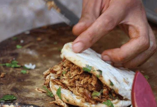 山东县城某路边摊,日卖200肉夹馍收益近千,摊主: 有秘诀