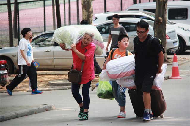 感人!大学开学第一天,60多岁父亲肩扛行李送孩子上学!