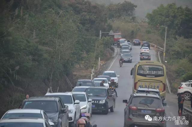 农村富了 车多了 现在乡村道路堵车非常严重