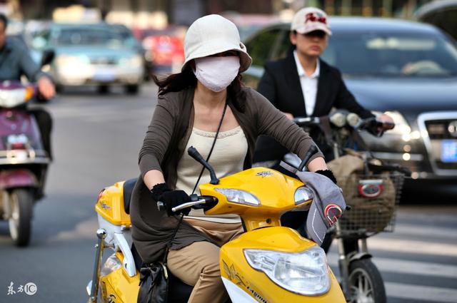 下班骑电动车回家发生交通事故,大姐处置不当自己掏了7万元