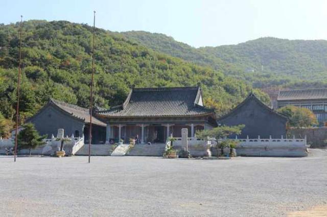 在辽宁大悲寺里,没有门票,没有功德箱,不受金钱供养,禁止观光