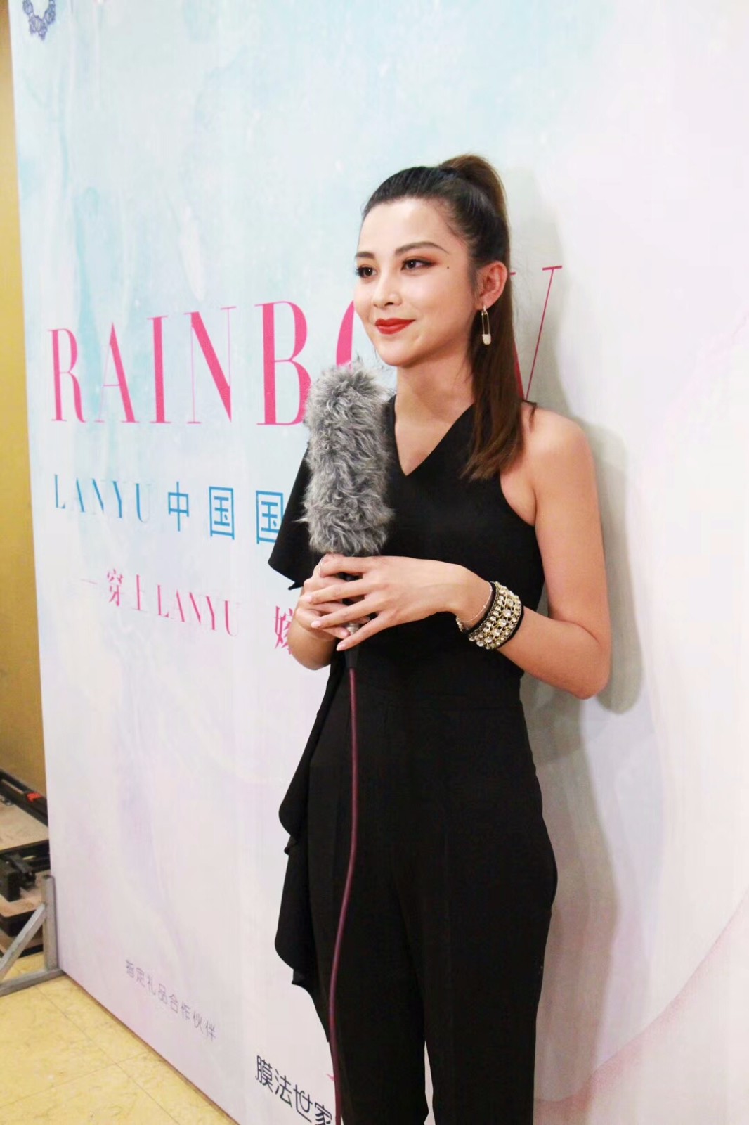 王祉萱现身北京时装周 助阵兰玉大秀