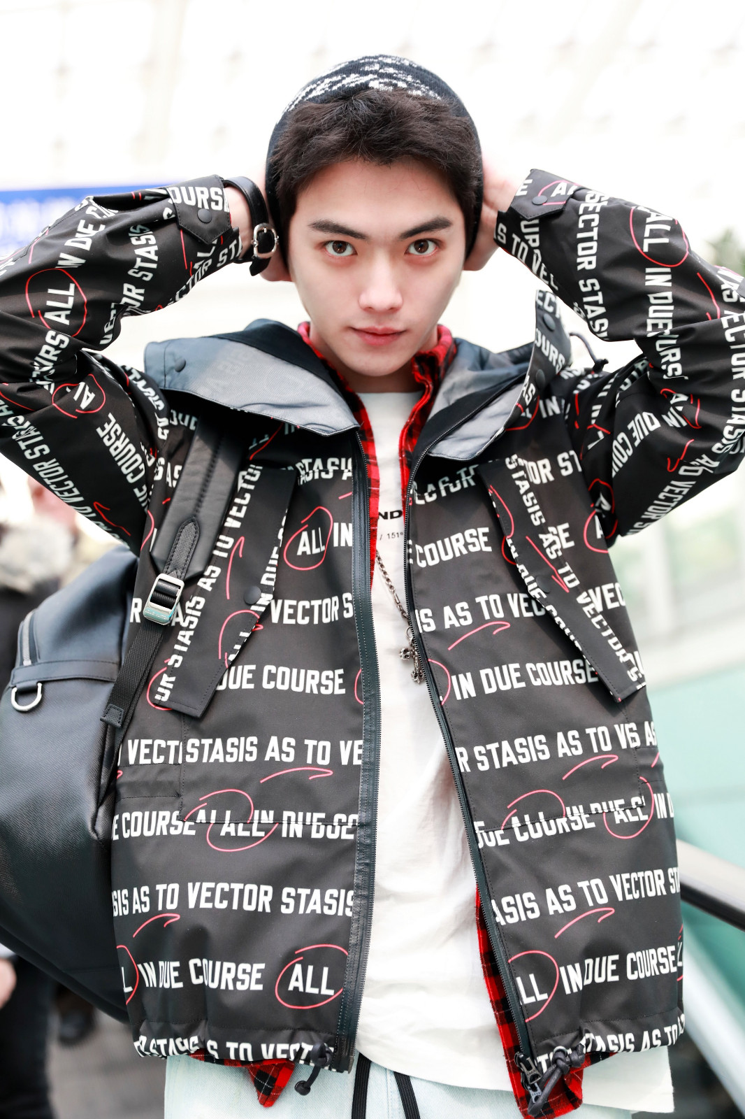 许凯曝机场街拍 活力酷感解锁春日新时尚