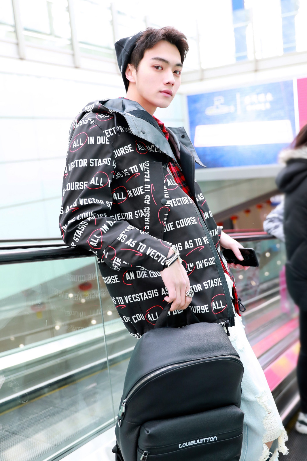 许凯曝机场街拍 活力酷感解锁春日新时尚