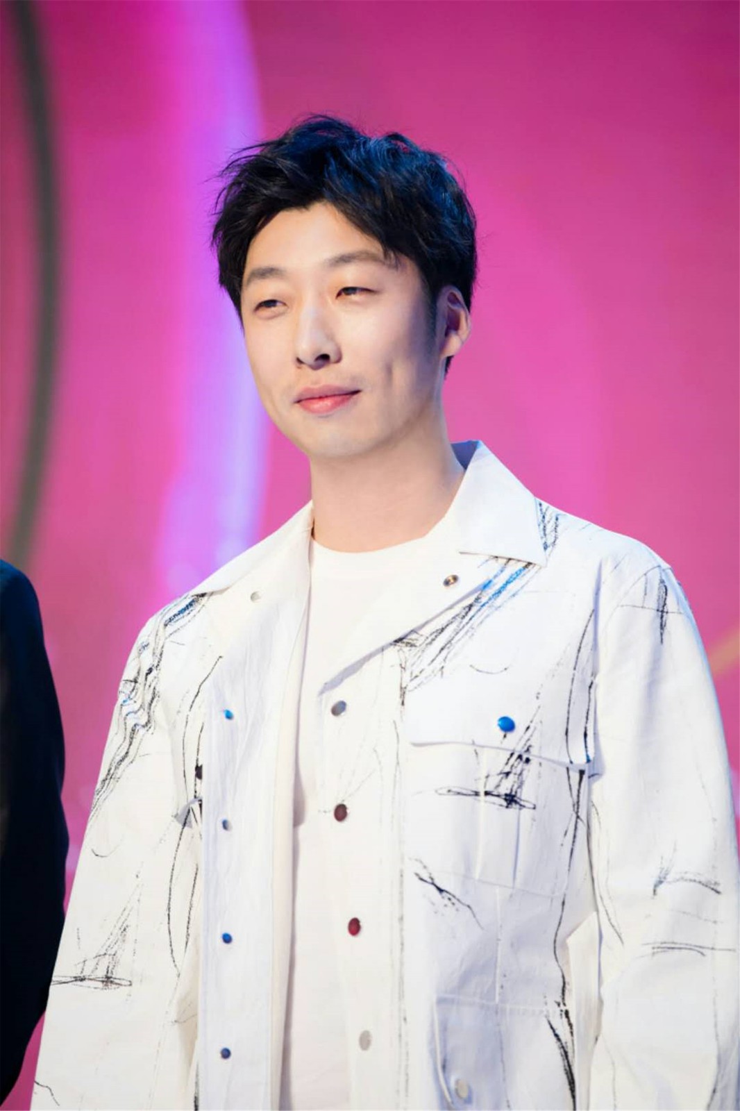 打开新浪新闻演员张子贤打开新浪新闻发布会现场,张子贤发动隐藏的