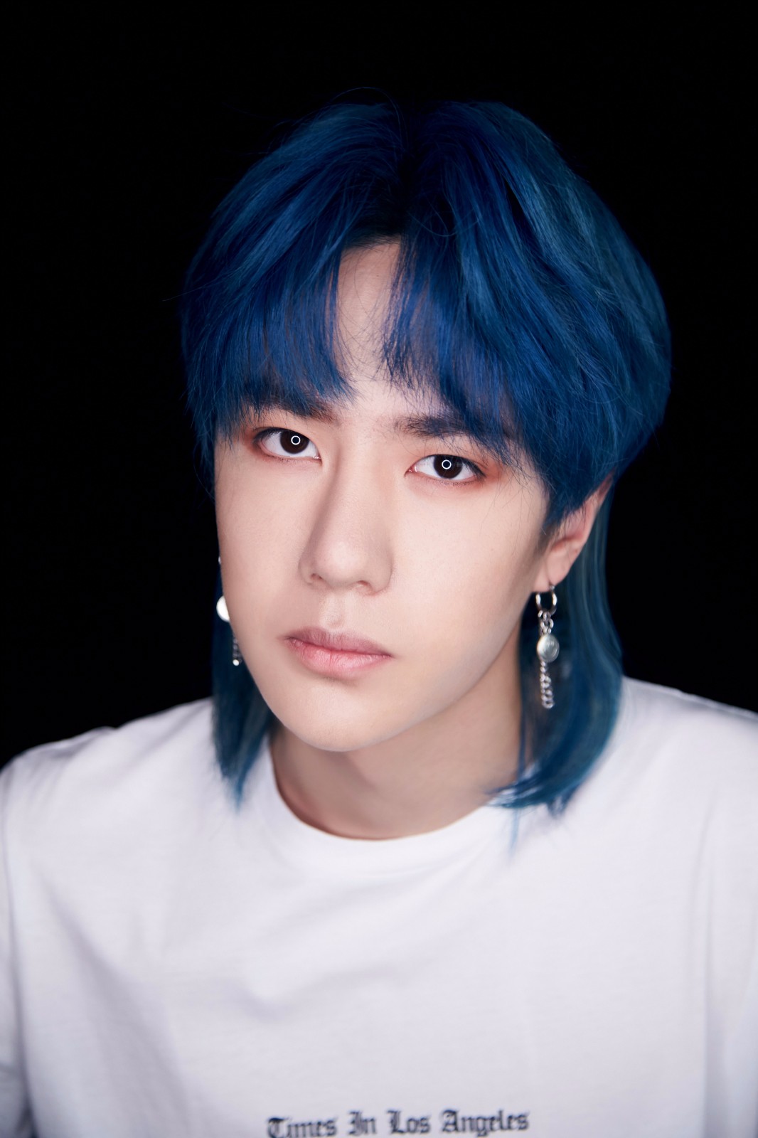 王一博蓝发造型亮相《创造101》发布会 自曝与练习生感同身受