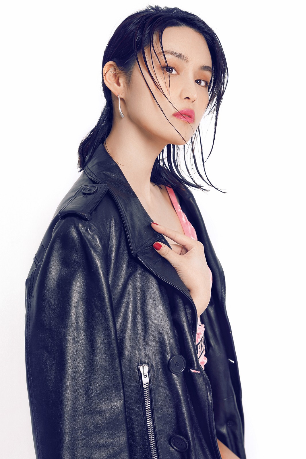 韩丹彤青春写真来袭 粉丝绒泳装显酷感诱惑