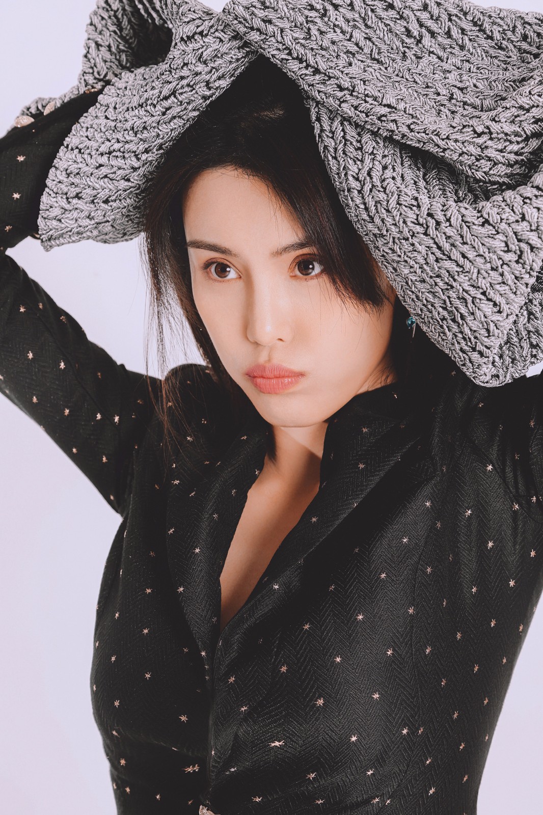 韩丹彤青春写真来袭 粉丝绒泳装显酷感诱惑