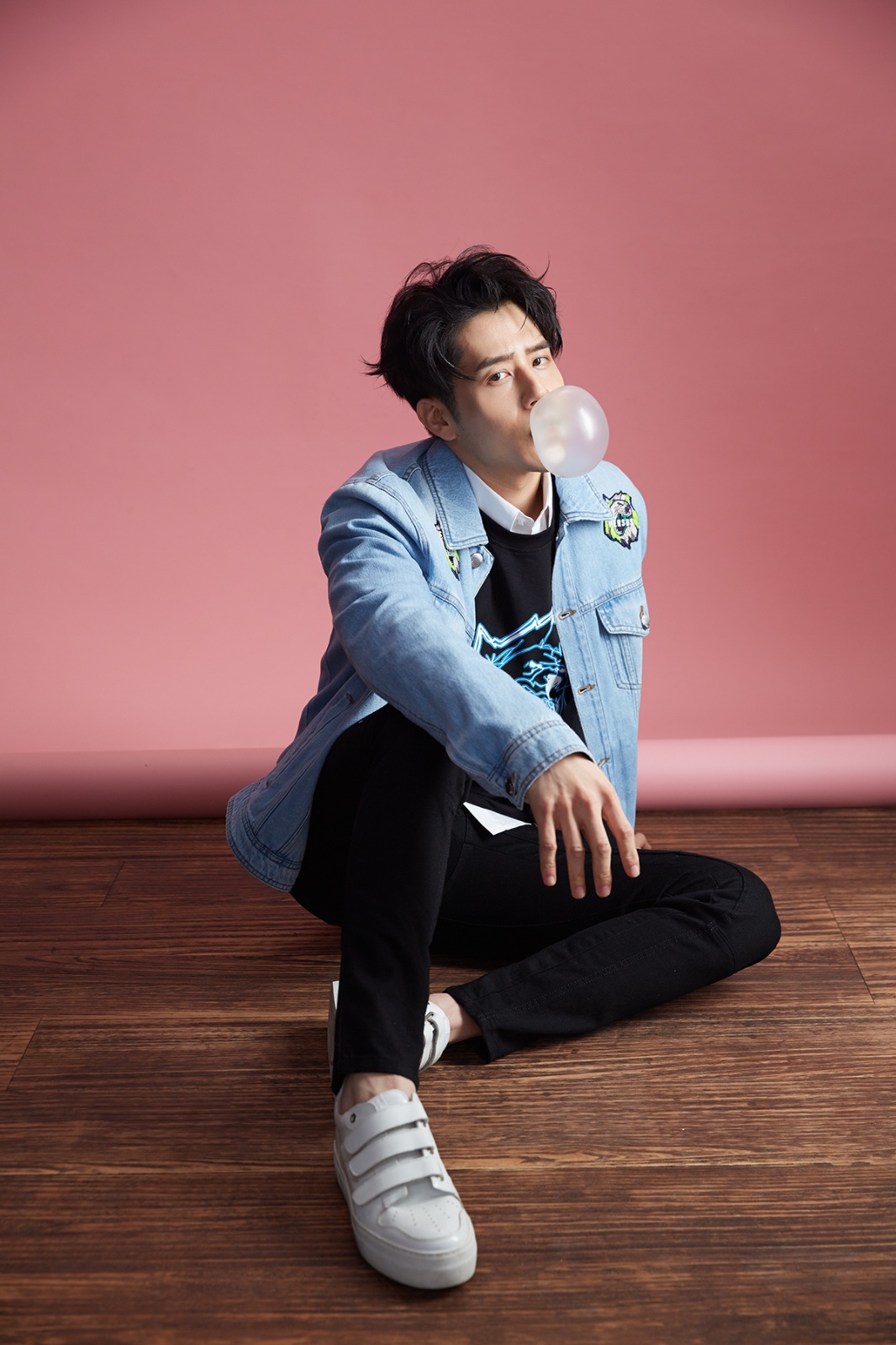 胡宇威曝光春日玩味写真 牛仔男孩青春撩人