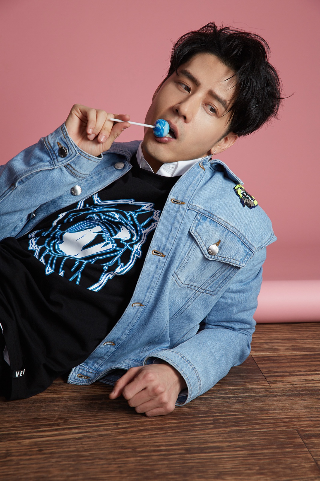 胡宇威曝光春日玩味写真 牛仔男孩青春撩人|胡宇威|牛