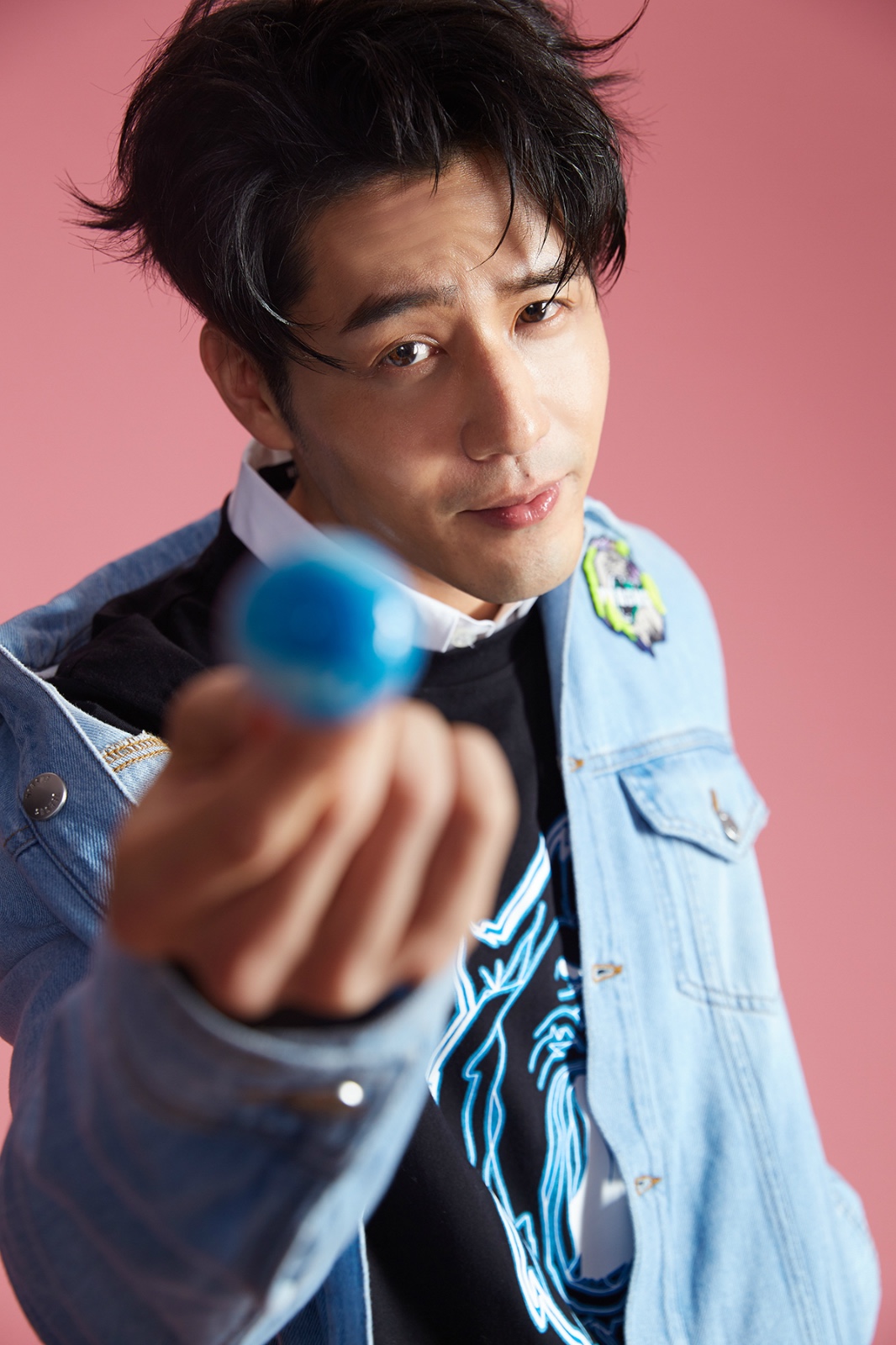 胡宇威曝光春日玩味写真牛仔男孩青春撩人