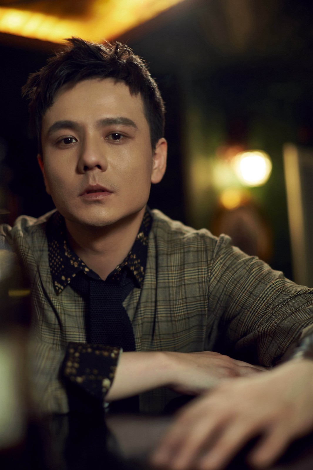 屠楠复古质感大片上线 温润儒雅展现熟男魅力