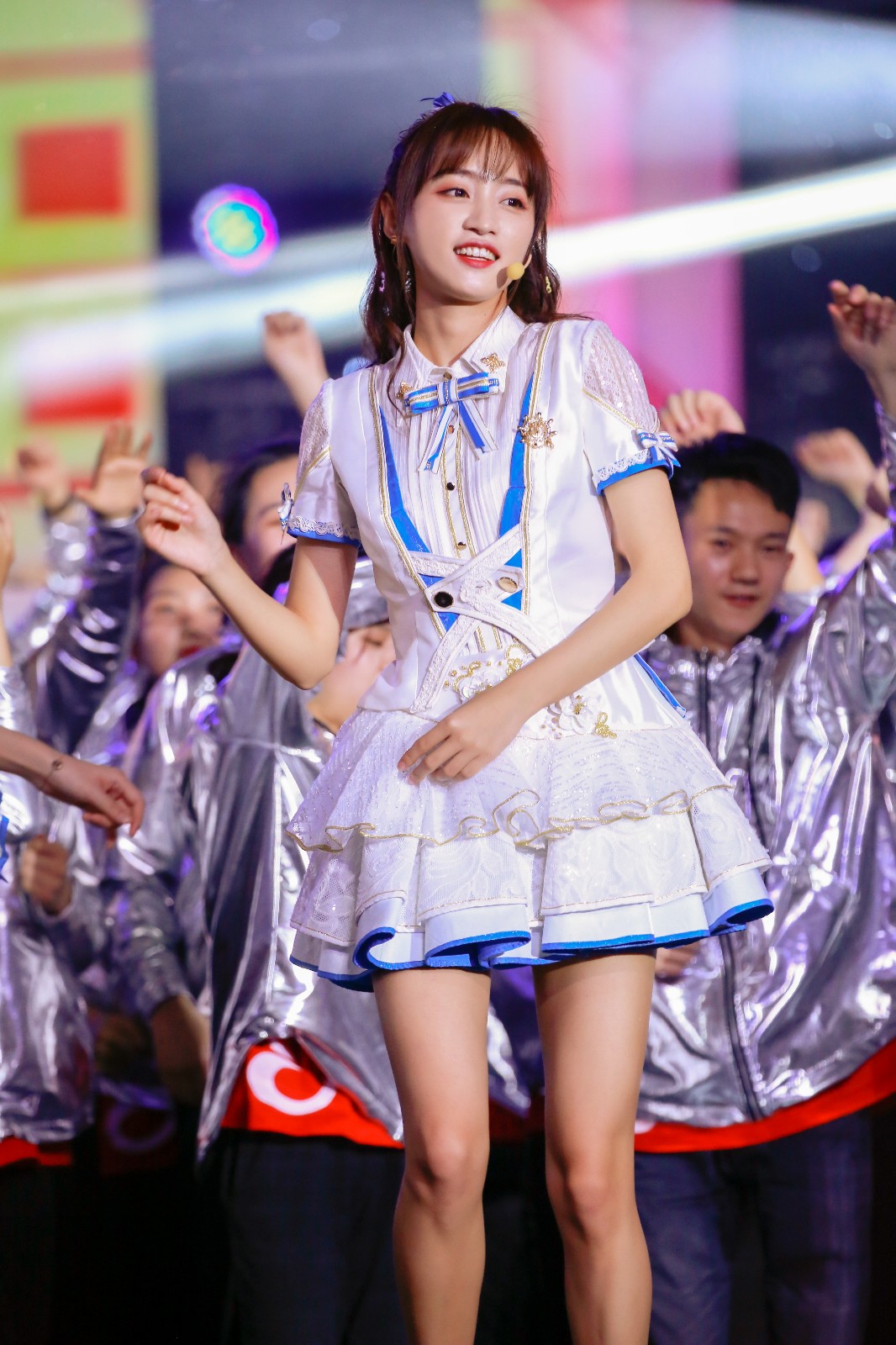 黄婷婷穿短裙现身晚会热唱 皮肤白皙元气满满(图)