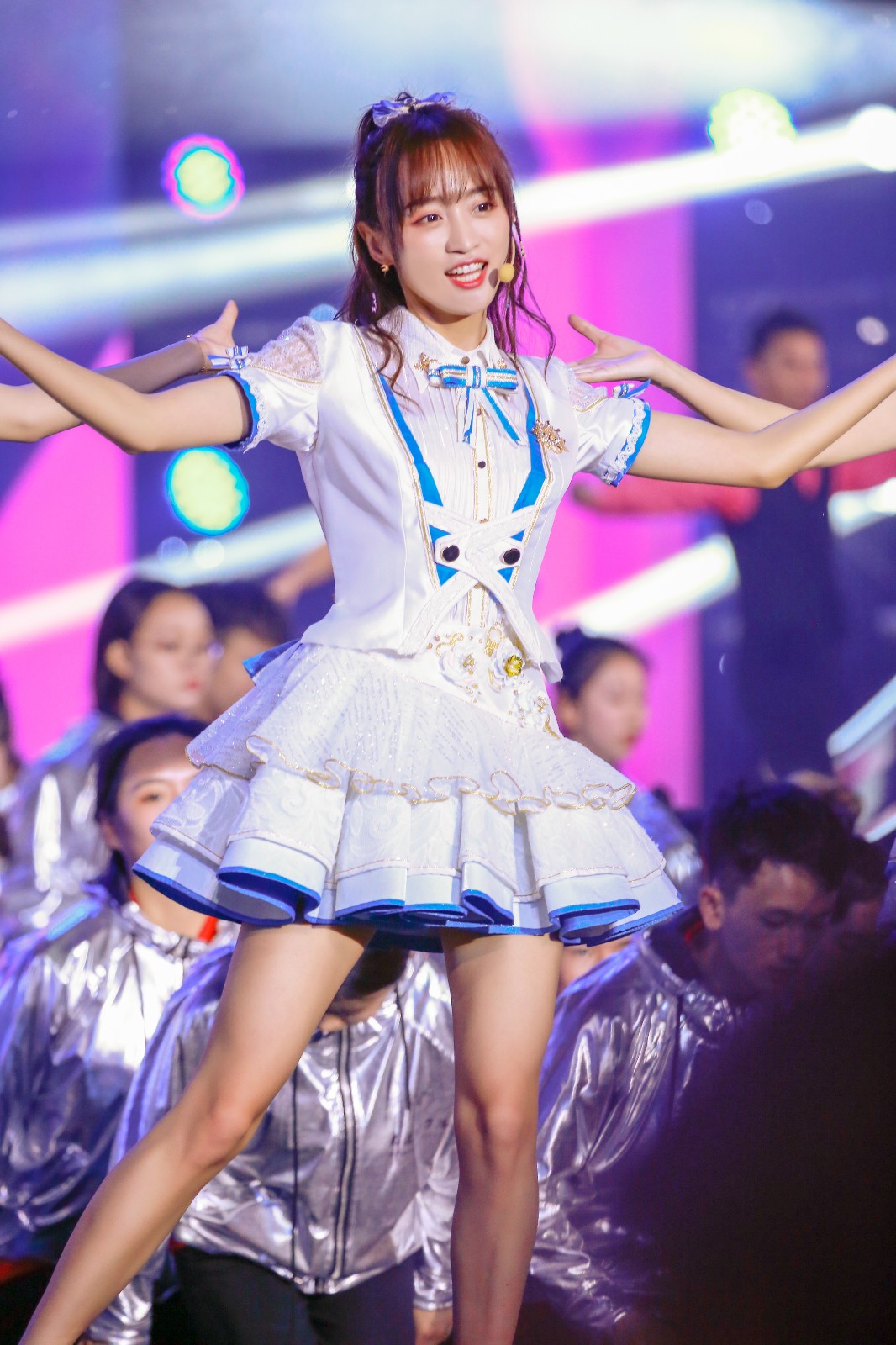 黄婷婷穿短裙现身晚会热唱 皮肤白皙元气满满(图)