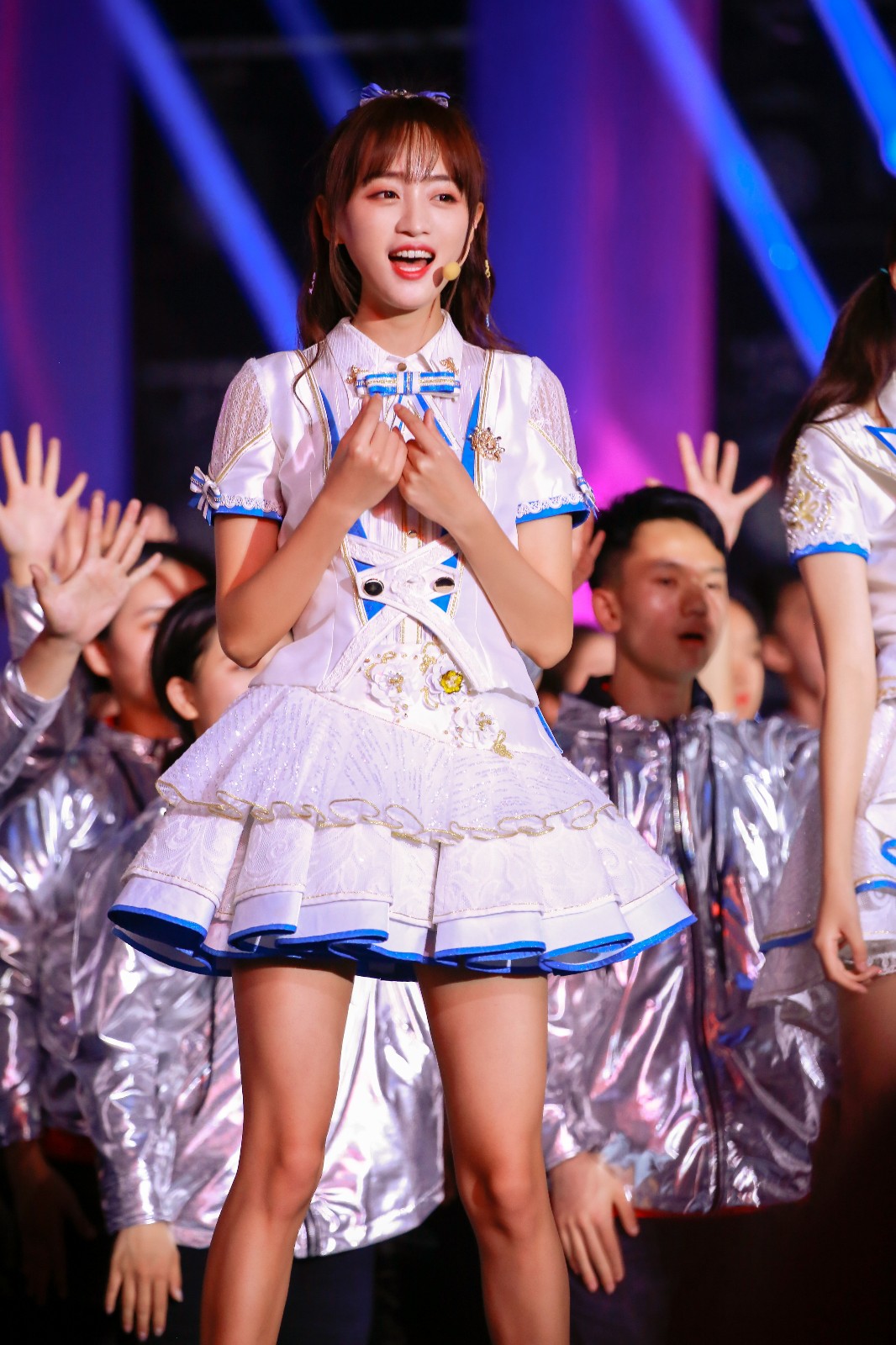 黄婷婷穿短裙现身晚会热唱 皮肤白皙元气满满(图)