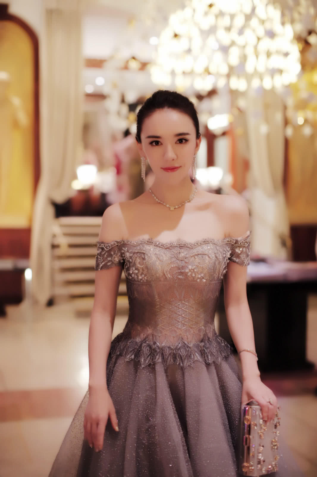 吕佳容戛纳参加时尚活动 身穿一字肩礼服被锁骨抢镜