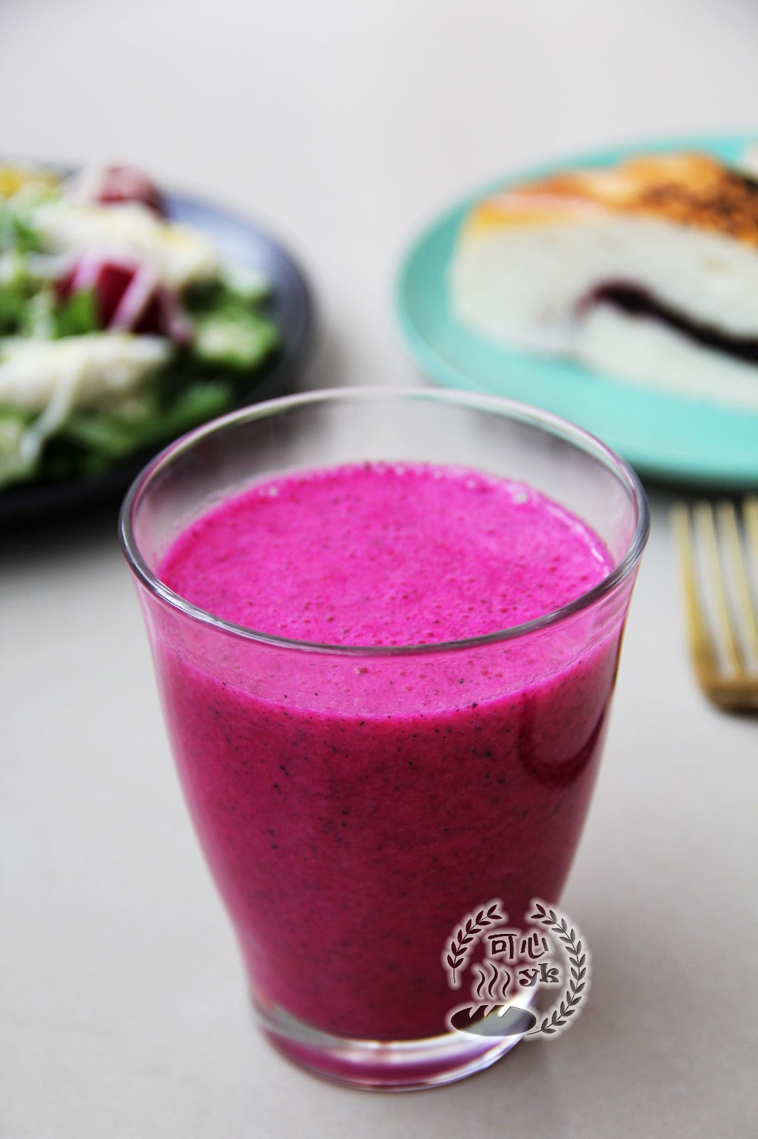 今天的早餐:面包,水果蔬菜沙拉,红心火龙果奶昔.