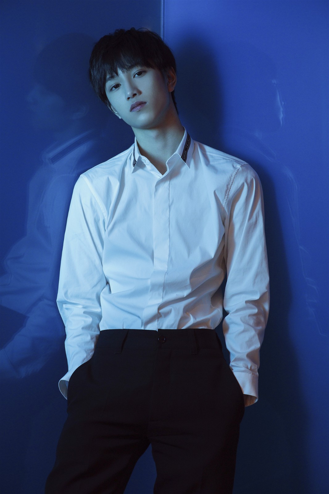 敖子逸获"最具关注新人奖"经典西装配"微笑杀"帅气可人